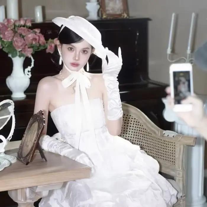 Chapeau Rétro Blanc en Dentelle à Nouer