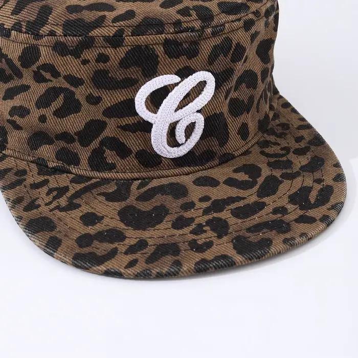 Chapeau de sommet à grandes lettres brodées