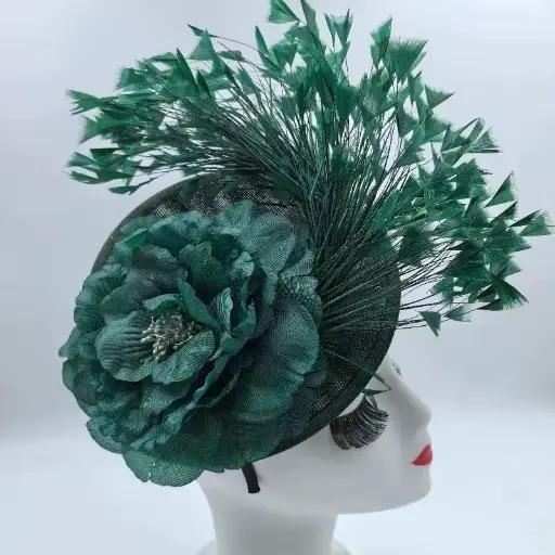 Chapeau Ascot élégant pour femme avec plumes et motifs floraux barrette à cheveux circulaire style américain pour mariages et fêtes