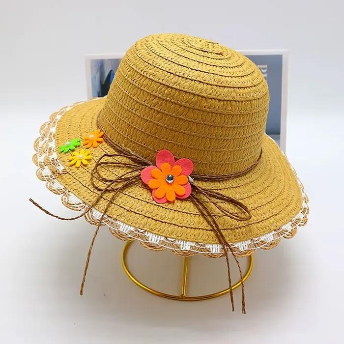 Chapeau de paille artisanal avec décoration florale