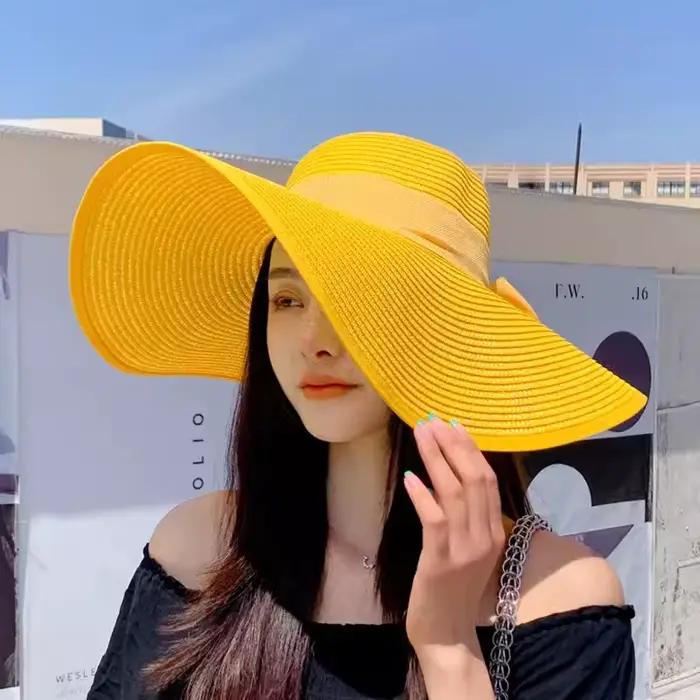 Chapeau de paille à large bord pour la plage
