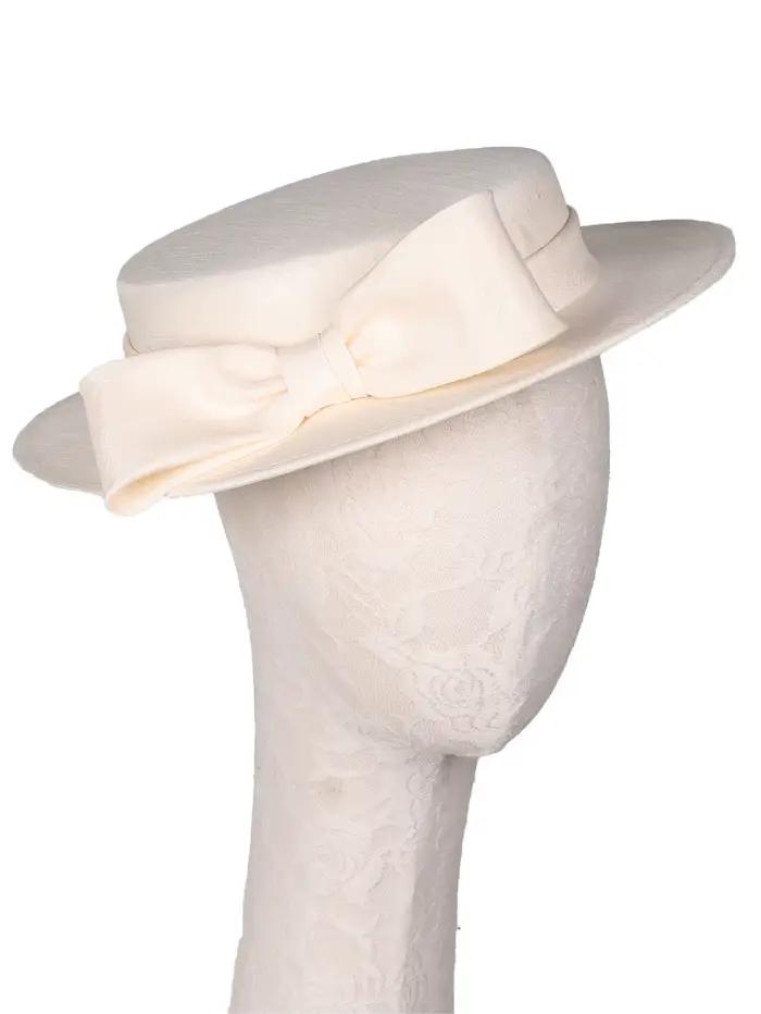 Chapeau fascinateur ivoire à large bord élégant pour femmes