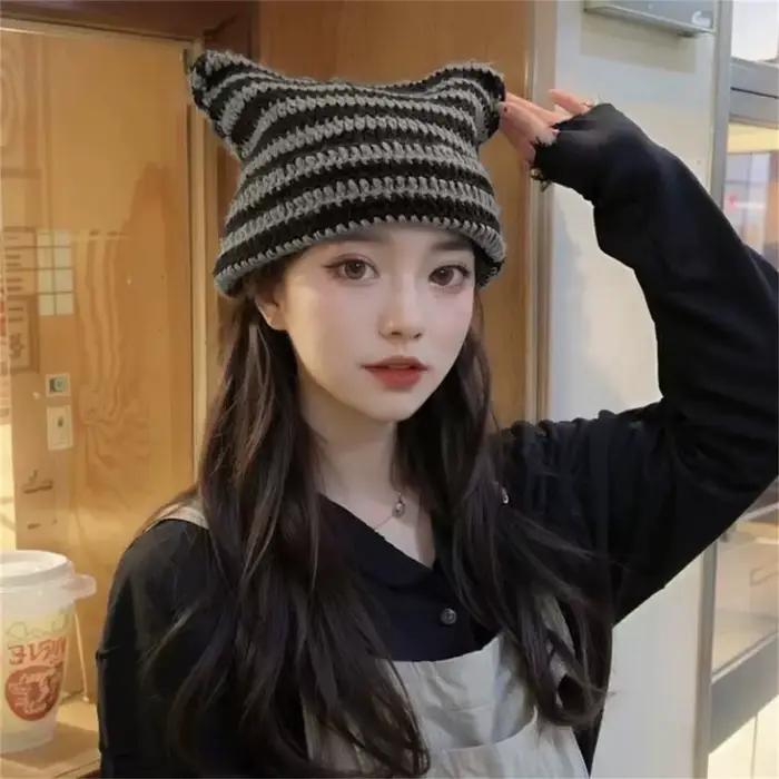 Automne et hiver nouveau chapeau rayé en corne de diable tricoté à la main avec oreilles pointues pour montrer le