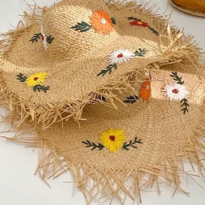 Chapeau de soleil bohème en paille de raphia à large bord brodé de fleurs
