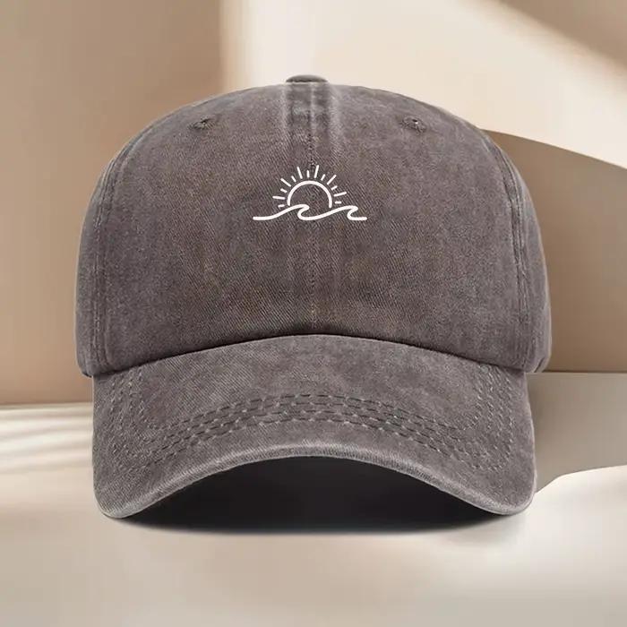 Une casquette de baseball confortable et élégante avec un motif vague et soleil levant