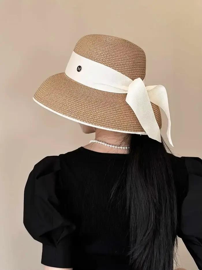 Chapeau de soleil en paille rétro français pour femmes avec détail d'arc - Style Hepburn élégant à large bord UPF 50+ Protection solaire pour les vacances à la plage