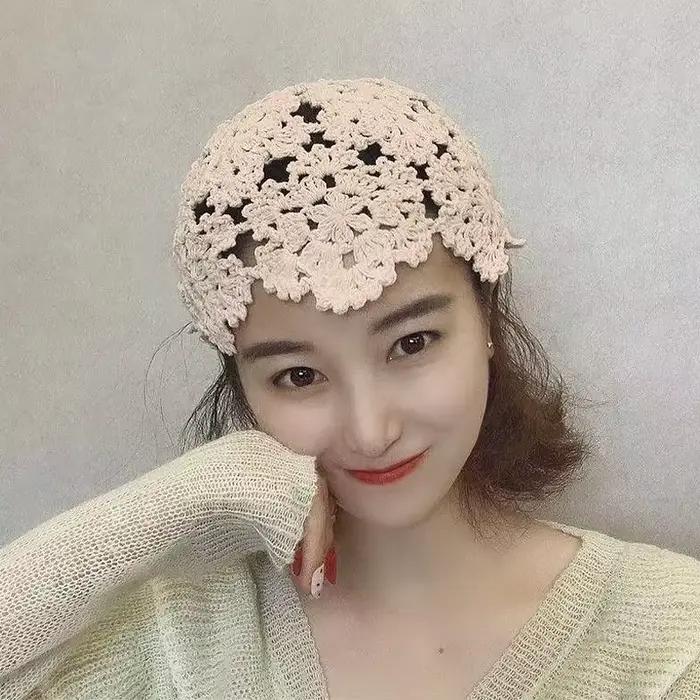 Bonnet en crochet creux brodé de fleurs