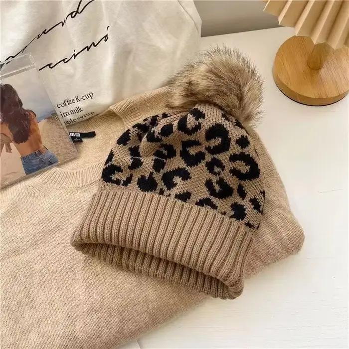 Chapeau de mode casquette léopard imprimé ourlet bouclé boule de cheveux tricoté