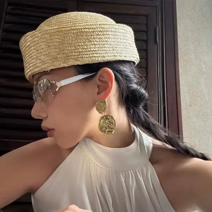 Chapeaux de paille ronds en raphia pour l'été