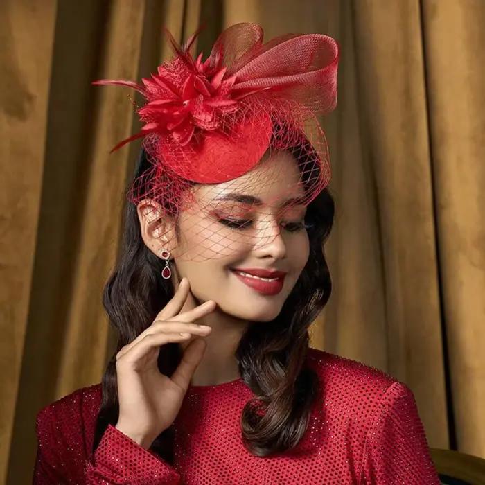Chapeau de mariée à plumes