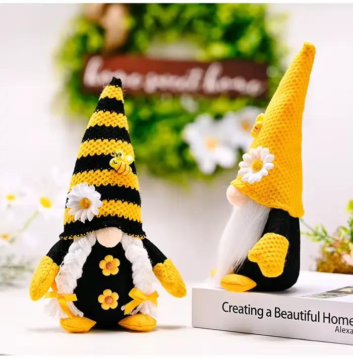 Chapeau tricoté Bee Day avec poupée sans visage Daisy Rudolph