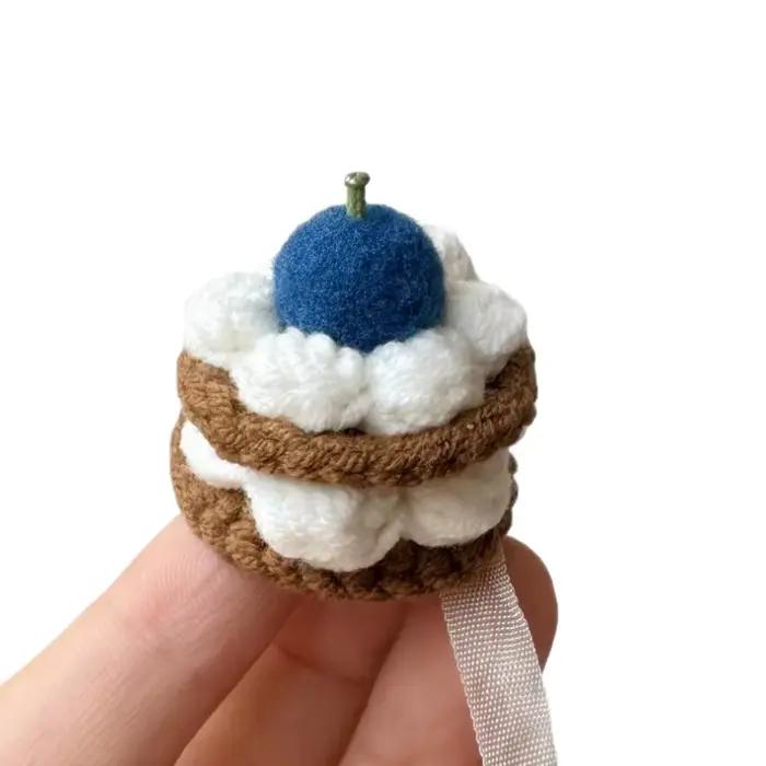 Chapeau de gâteau tricoté pour figurines de poupée