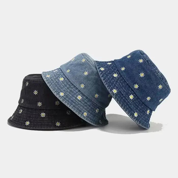 Chapeaux de pêcheur en jean brodés Daisy