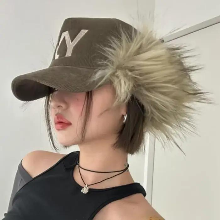 Casquette de baseball en velours côtelé d'hiver pour femmes et hommes avec lettres rétro brodées et fausse fourrure chaude et épaisse pour occasions décontractées