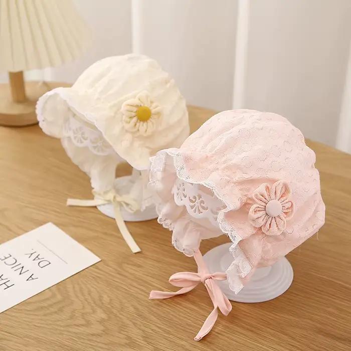 Bonnet de bébé en dentelle à fleurs