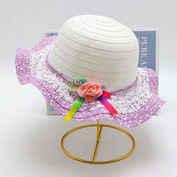 Chapeau de paille artisanal avec décoration florale