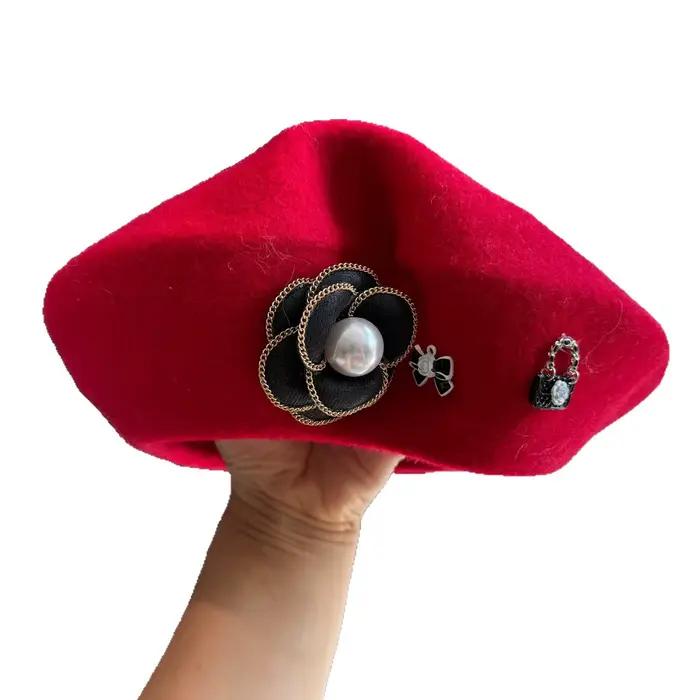 Béret en laine pour femme avec camélia et perle | Style élégant vintage français | Chapeau de peintre de fête