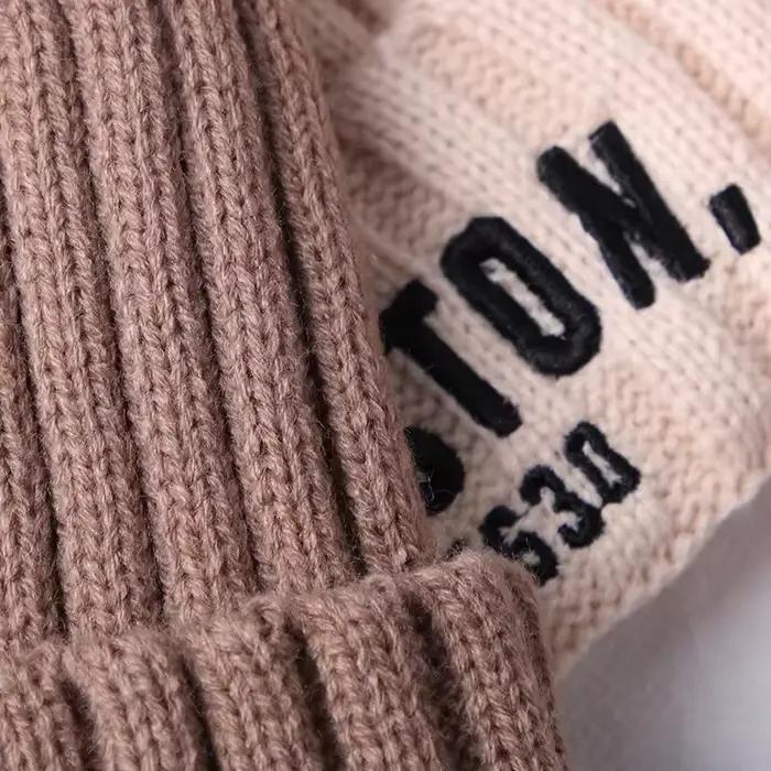 Bonnet de bébé avec lettres de couleur unie