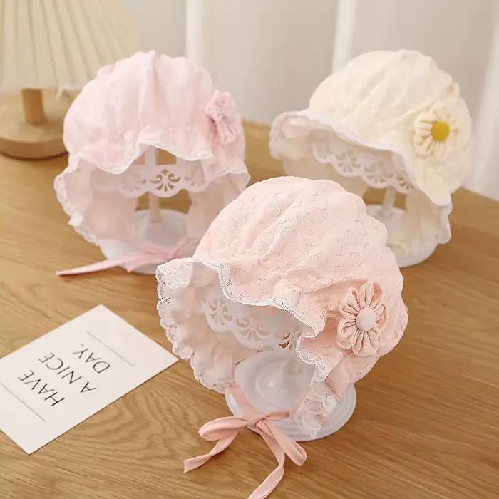 Bonnet de bébé en dentelle à fleurs