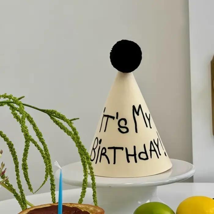 Chapeau d'anniversaire amusant dessiné à la main en tissu non tissé, chapeau d'anniversaire à motifs graffiti, chapeau de princesse pour célébration d'anniversaire