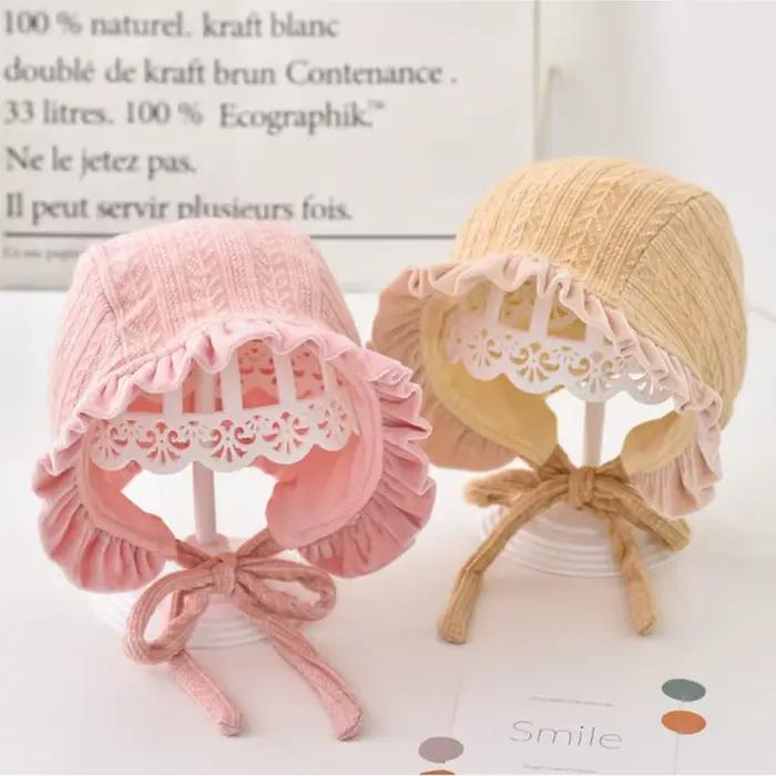 Bonnet en dentelle pour bébé fille