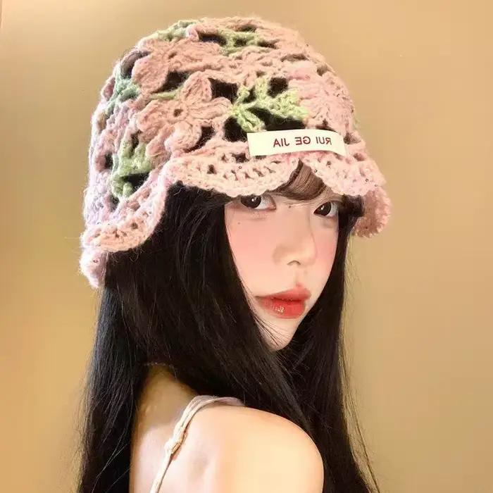 Bonnet en crochet ajouré à fleurs tendance