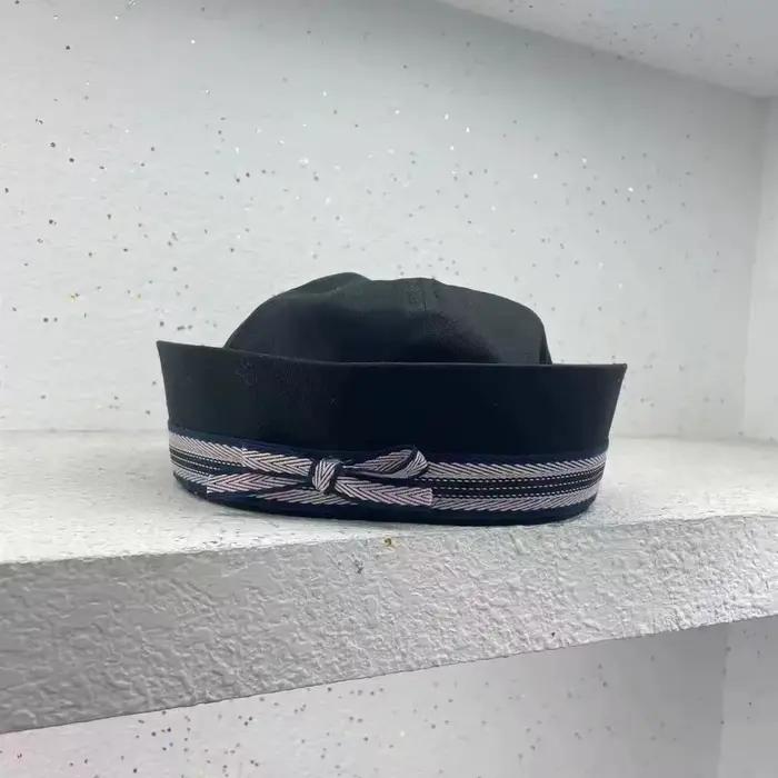 Chapeau de marin rose/blanc/noir pour la plage
