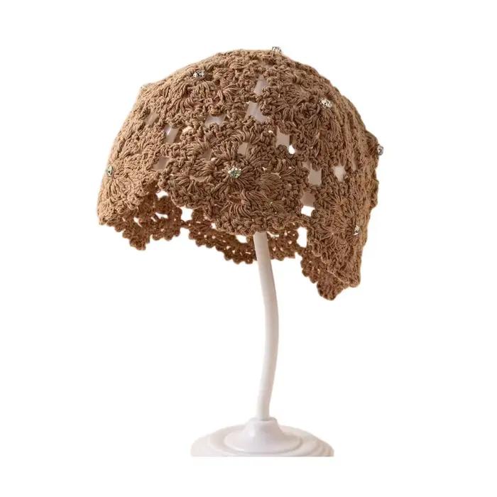 Chapeau en paille fin ajouré au crochet avec strass