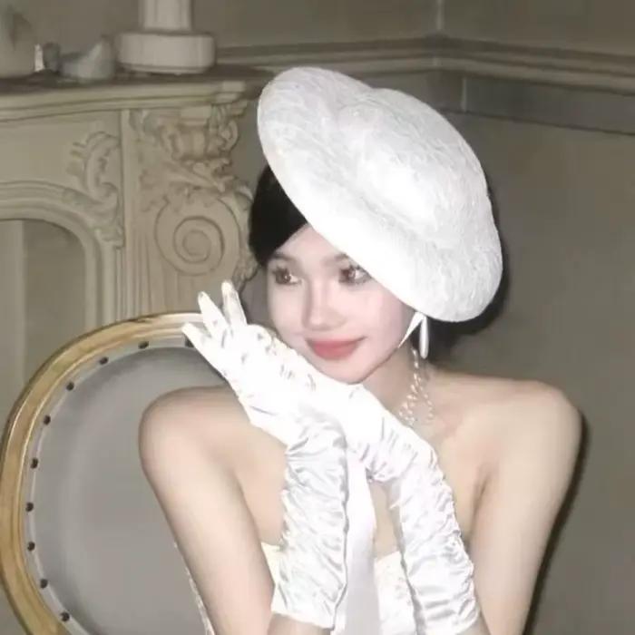Chapeau Topper en Dentelle Blanche à Nouer