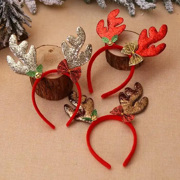 Dessin animé doux chapeau de noël cloches arc père