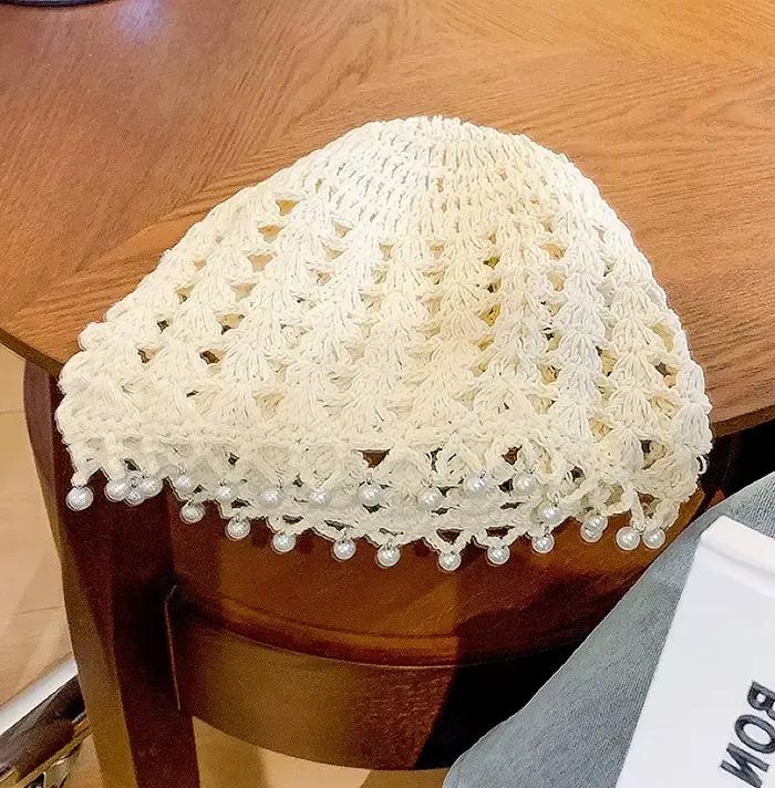 Chapeau tricoté à la main de style ethnique avec pendentif en perles pour femmes
