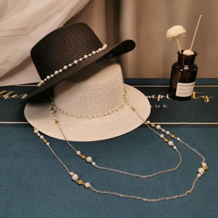 Chapeau de paille à large bord avec chaîne de perles coquillages
