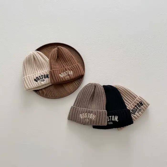 Bonnet en laine avec lettre pour enfants