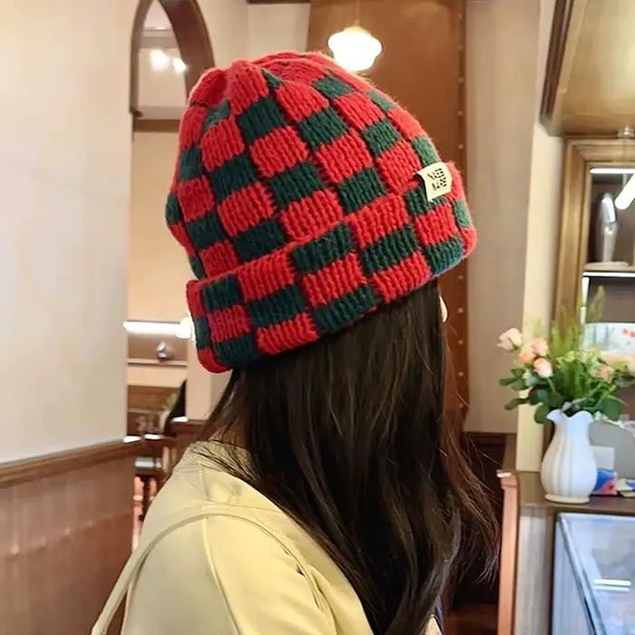 Chapeau tricoté à carreaux en damier pour femmes
