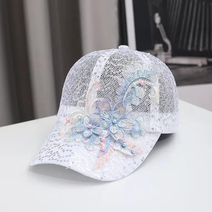 Casquette de baseball pour femmes avec broderie florale et détails en paillettes et perles pour tenues sportives et occasions estivales