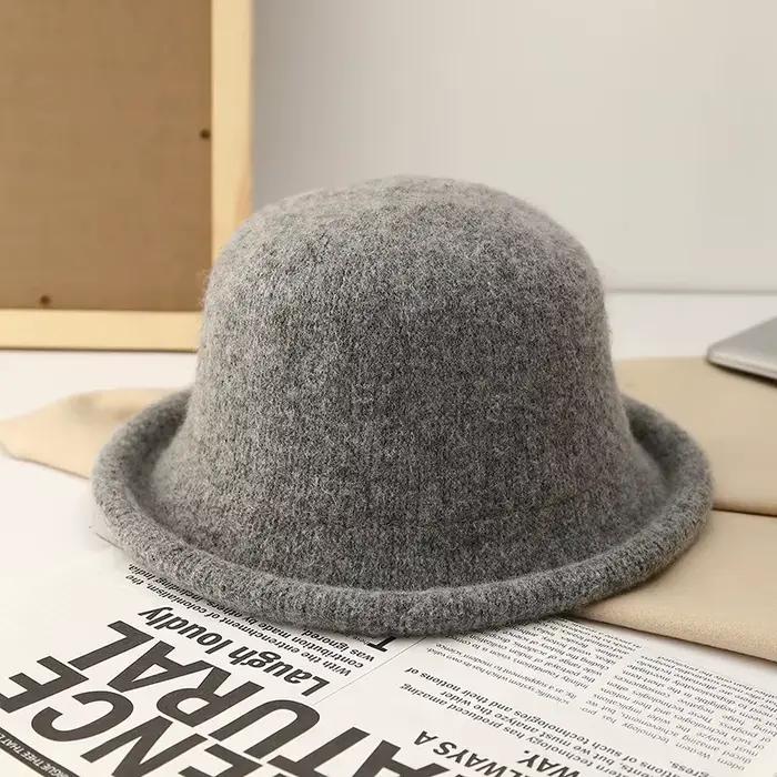 Chapeau en laine avec bord roulé pour femme