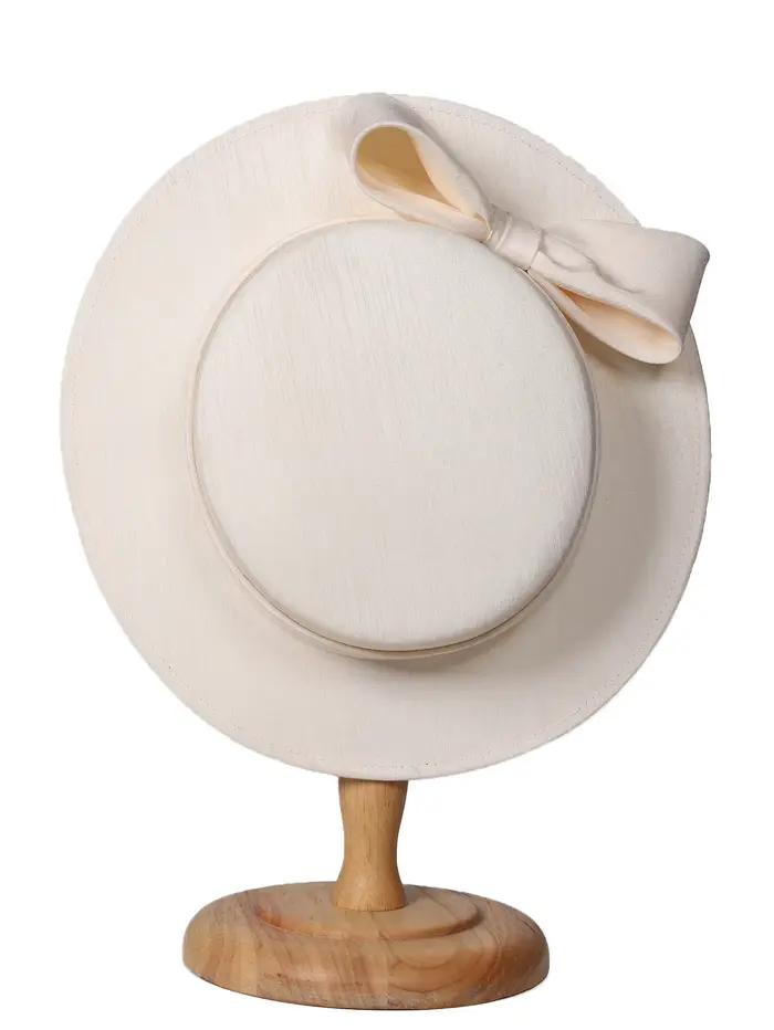 Chapeau fascinateur ivoire à large bord élégant pour femmes