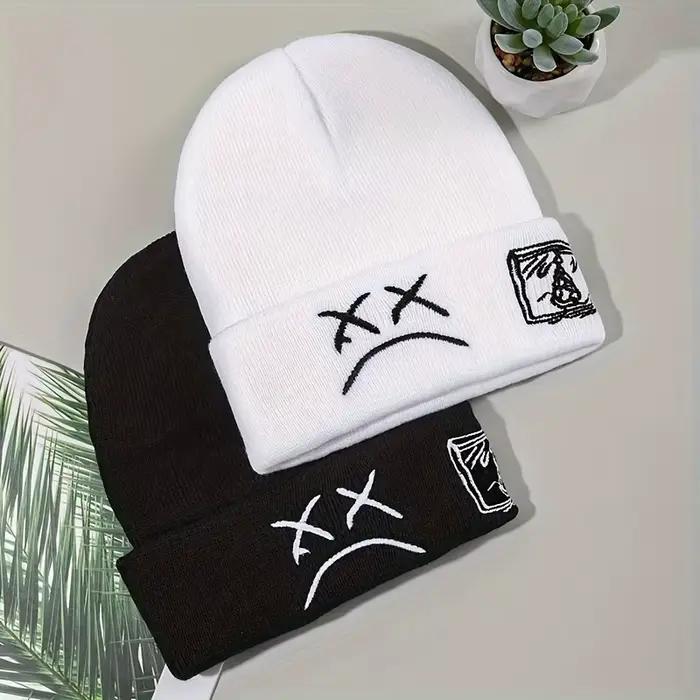 Bonnet sans bords avec visage triste brodé