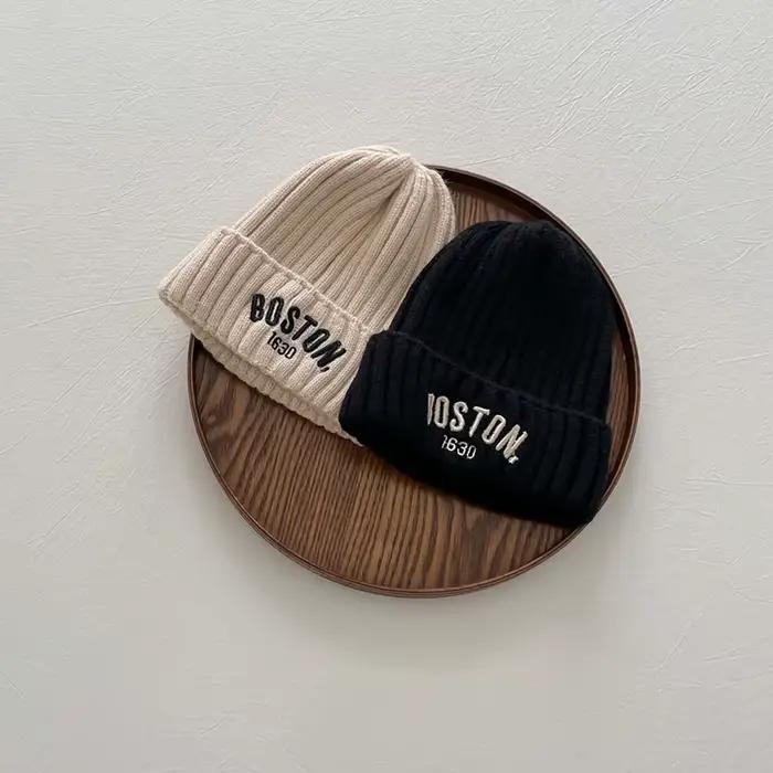 Bonnet en laine avec lettre pour enfants