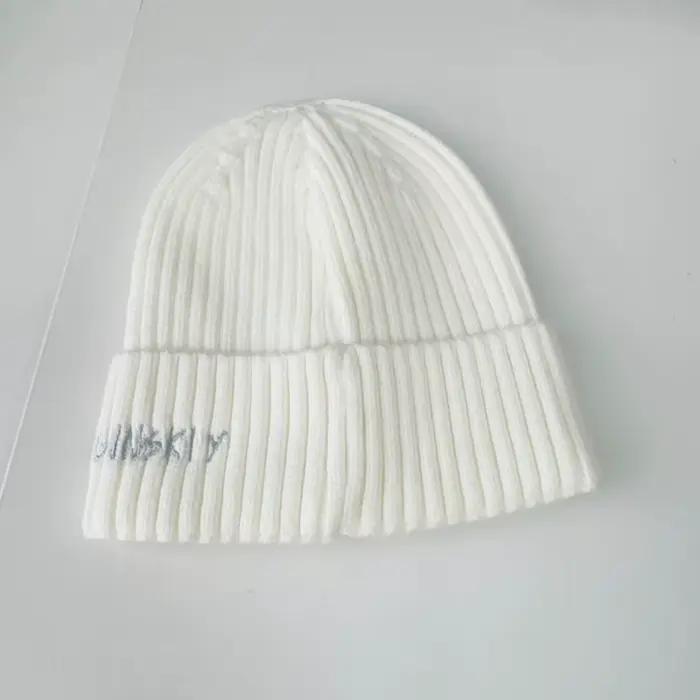 Chapeau en tricot pour l'hiver