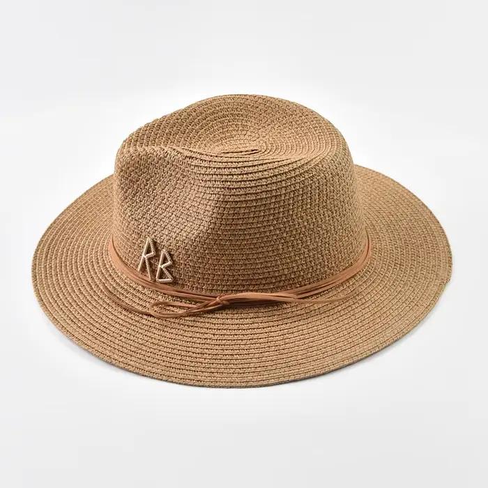 Chapeaux de paille tendance avec lettres métalliques pour femmes