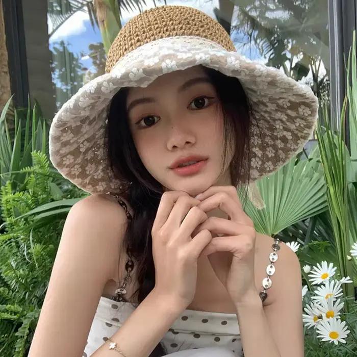 Chapeau de soleil élégant en paille respirant à fleurs pour femme