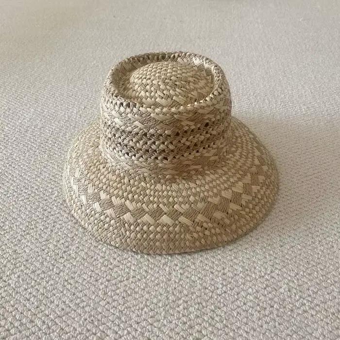 2025 nouveau Style rétro français respirant creux raphia chapeau de soleil dames été voyage mode Con