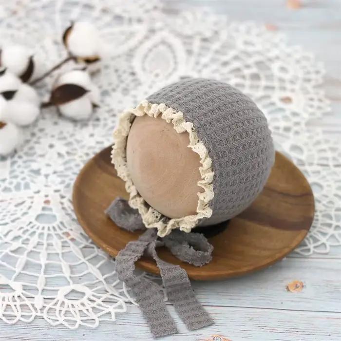 Bonnet tricoté en dentelle pour nouveau-né