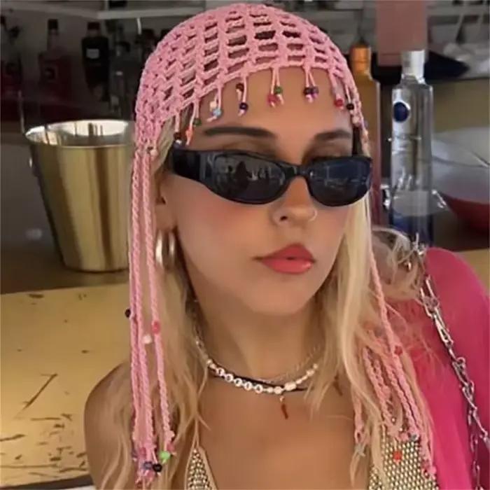 Chapeau en crochet style ethnique multicolore avec pompons bandeau perlé en maille pour femmes occassions extérieures voyage plage tendance bohème