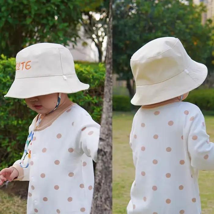 Chapeau de bébé double face avec lettre brodée