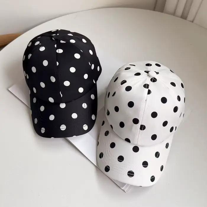 Casquette de baseball à pois noirs et blancs : protection solaire
