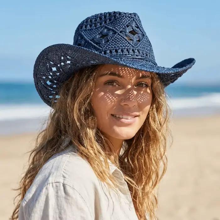Chapeau de paille bohème ajouré à large bord avec décorations coquillages
