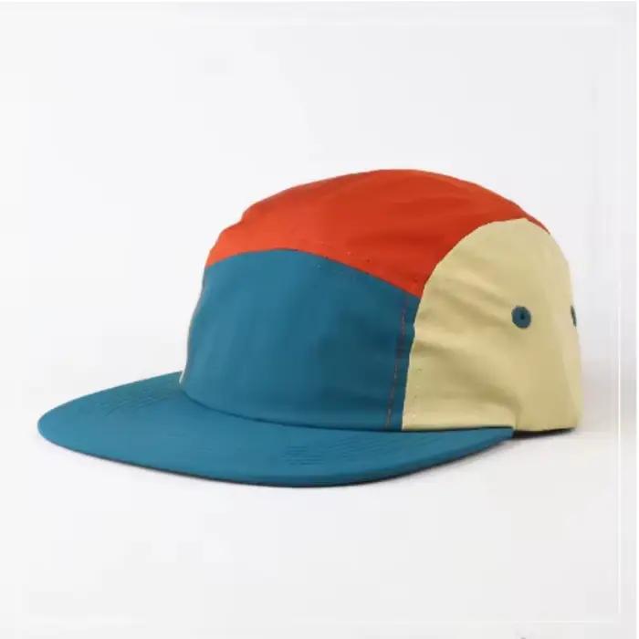 Plusieurs casquettes de baseball avec logo personnalisé