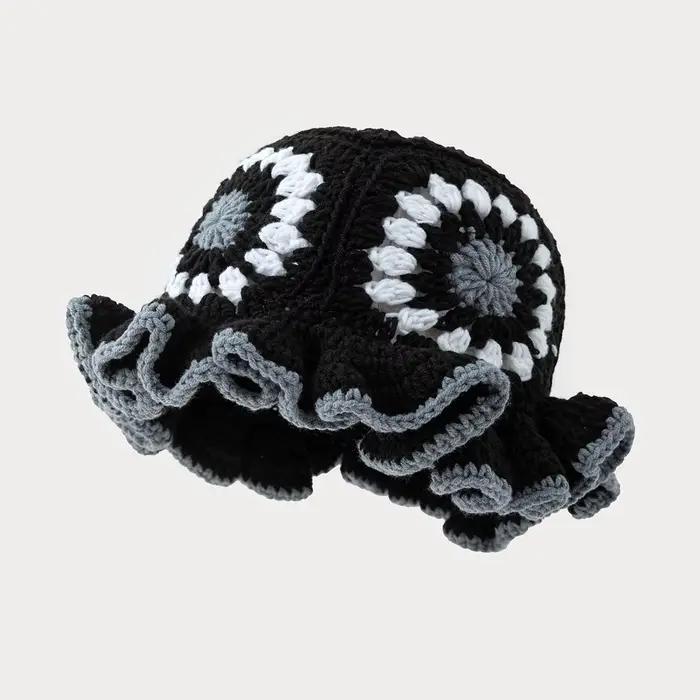 Chapeaux tricotés au crochet colorés pour hommes et femmes avec bords ondulés et motifs floraux